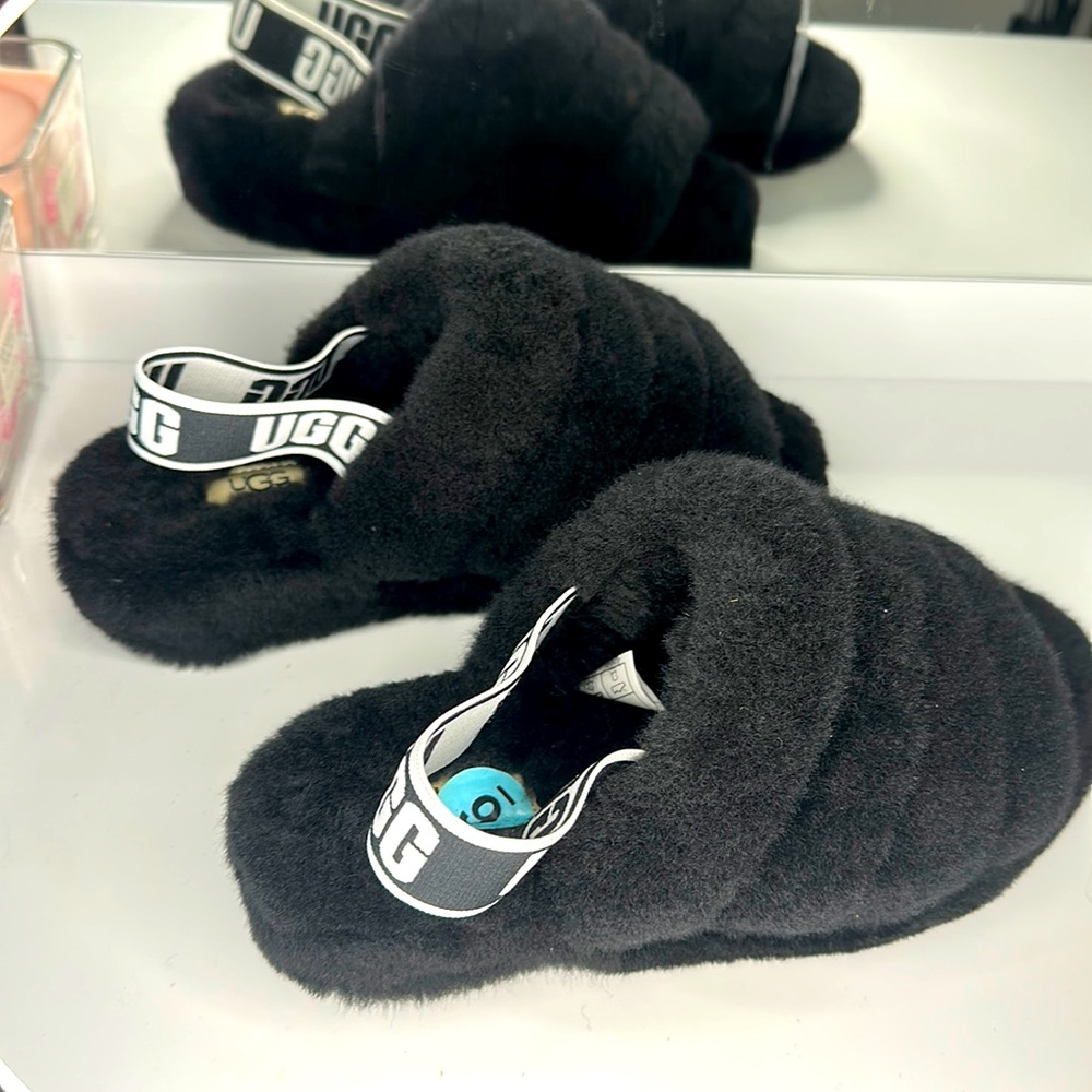 UGGS woman black fluff slippers size 6